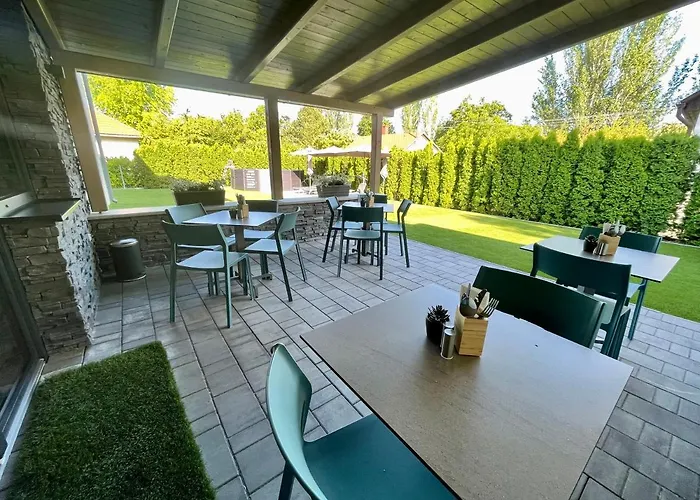 Villa7 Balaton 招待所 4*